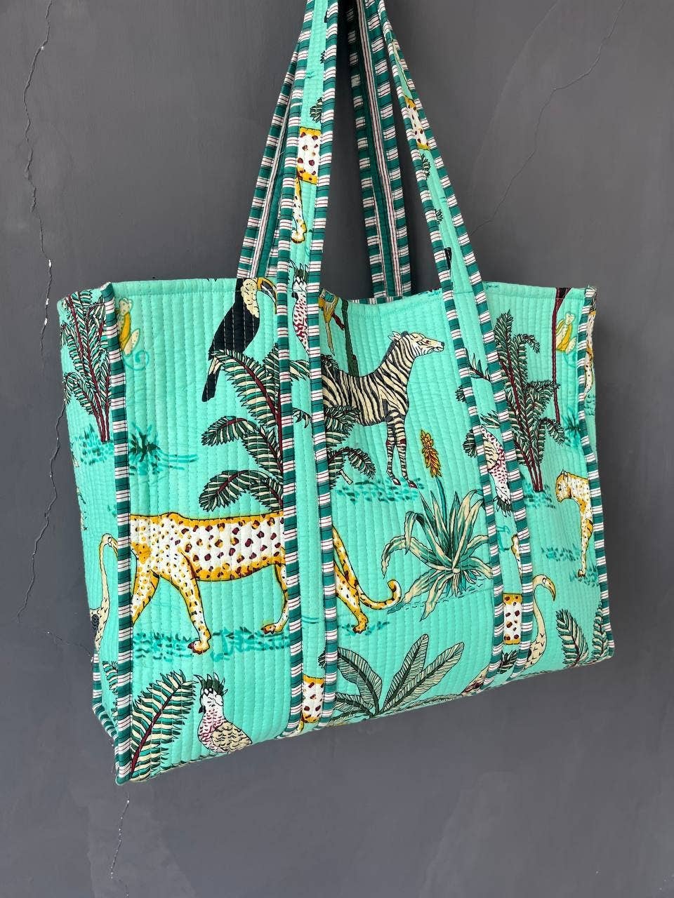 Bhawana Handicrafts - Wholesale Draagtas - Dames - Omkeerbare milieuvriendelijke patchwork-draagtas van gewatteerd katoen1