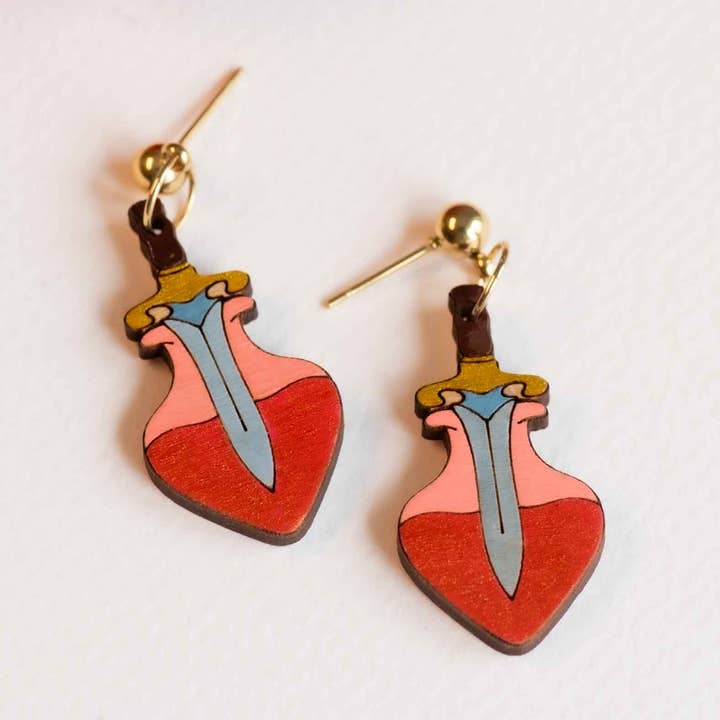 Handbemalte Tropfenohrringe aus Holz, inspiriert von Romeo und Julia — PET15250 für den Großhandel von Robin Valley