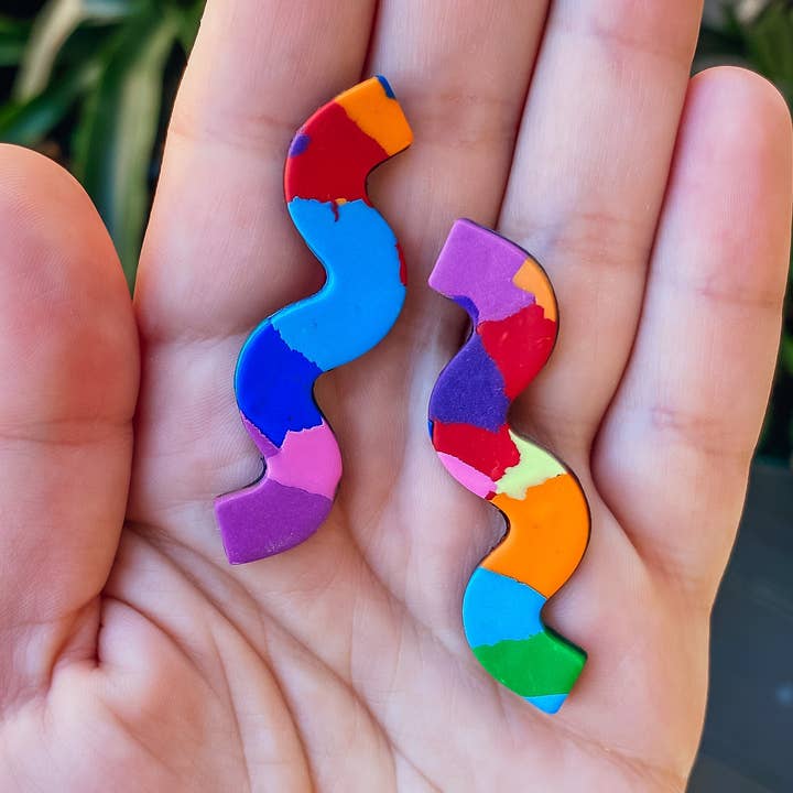Boucles d'oreilles abstraites ondulées arc-en-ciel en argile polymère pour la vente par Lauren Likes Art