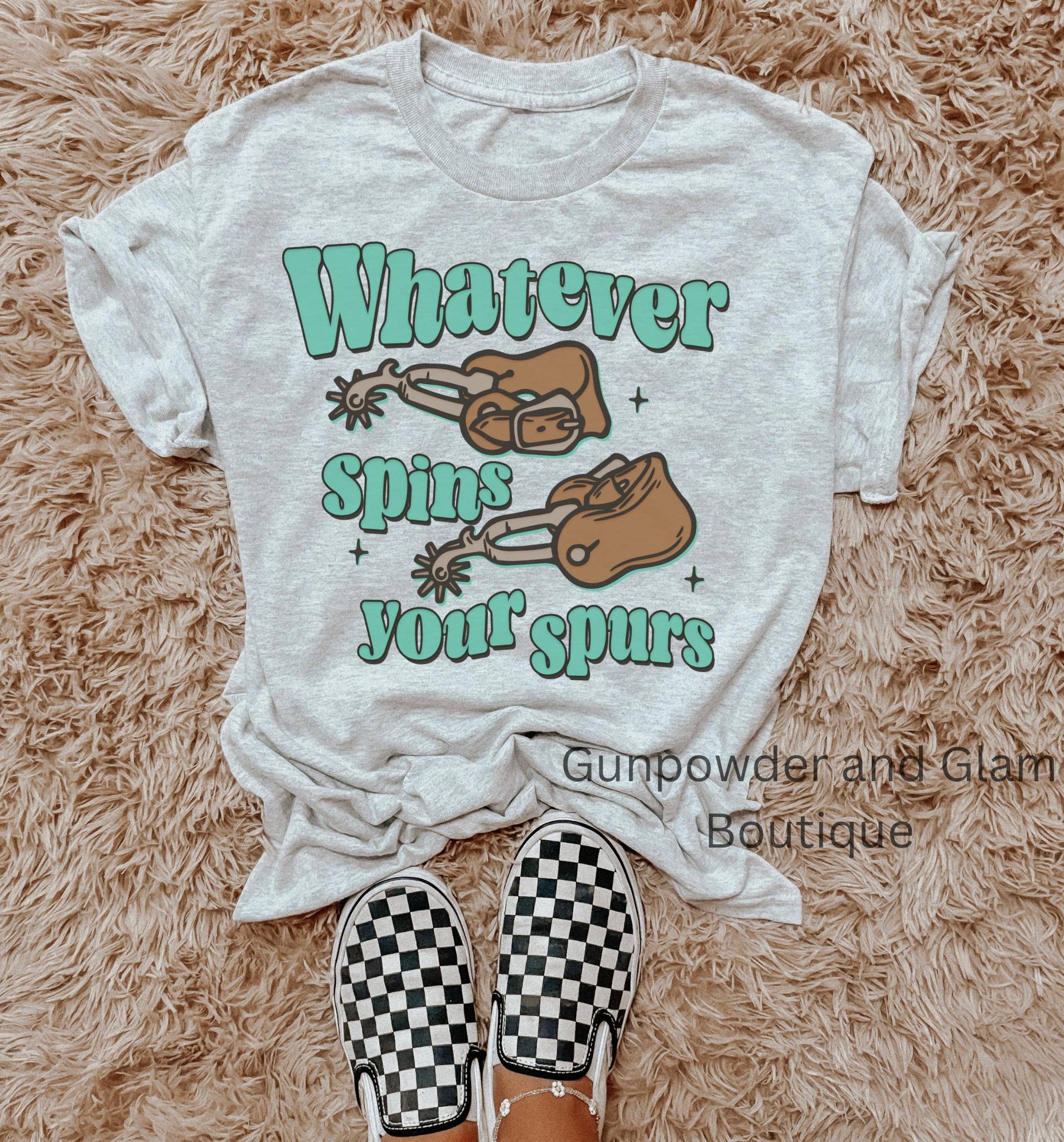 Gunpowder and Glam Boutique - Venta al por mayor Camiseta serigrafiada - Mujer - Camiseta o Sudadera "Spins Your Spurs"1