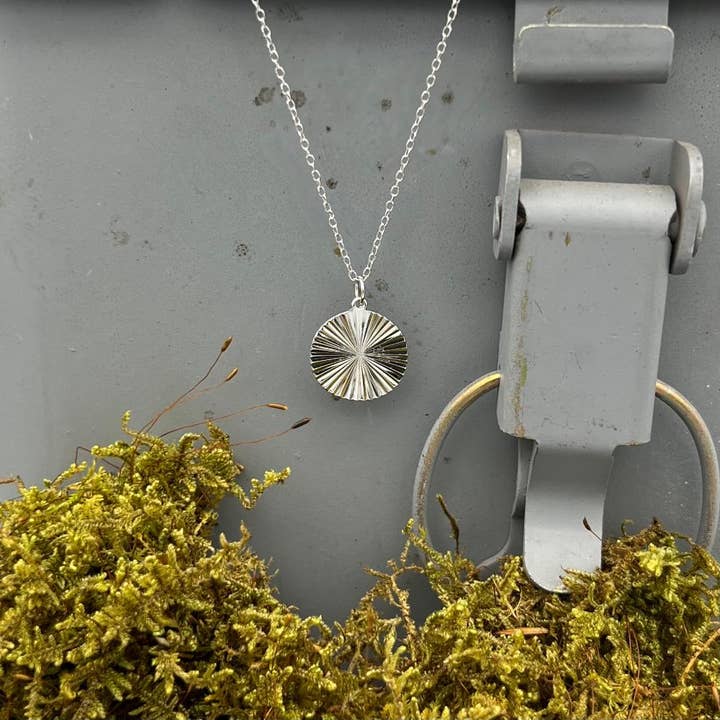 Something Silver – Colar pingente/pendente por atacado – Colar de Disco com Raios de Sol