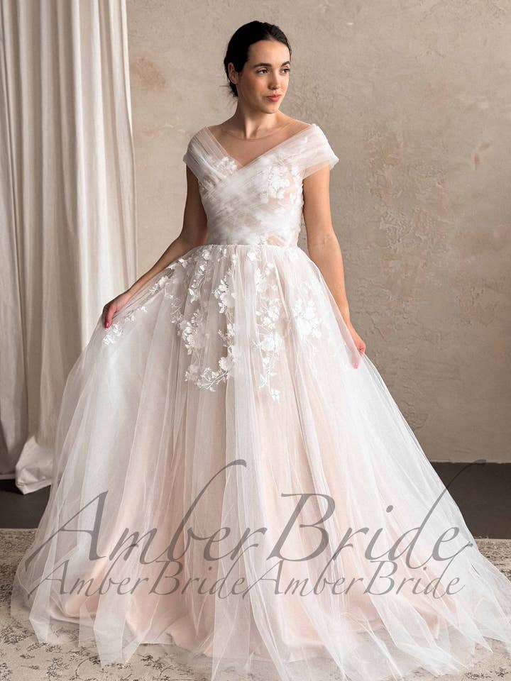 Robe de mariée romantique en tulle à épaules dénudées avec appliqué floral et encolure illusion pour la vente par Amber Commerce Group, MB