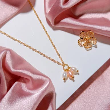 Chokerhalsband med pärlhänge på guldpläterad kedja för wholesale av Pompon La Tulipe