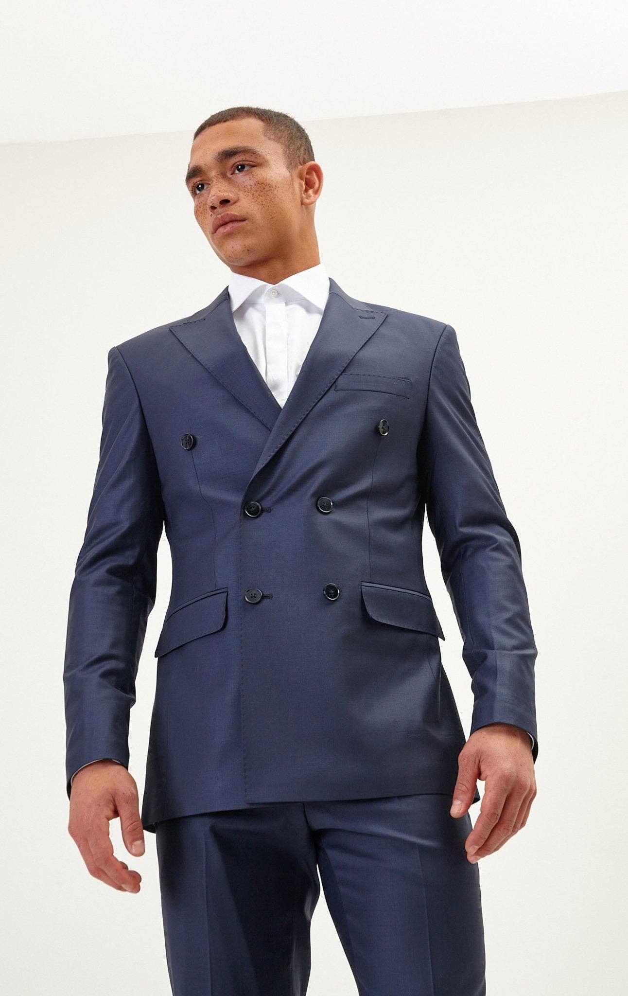 NAVY SOLIDO Abito da uomo Ron Tomson doppiopetto in lana Merino Super 120s, blu navy in vendita all'ingrosso su Faire1