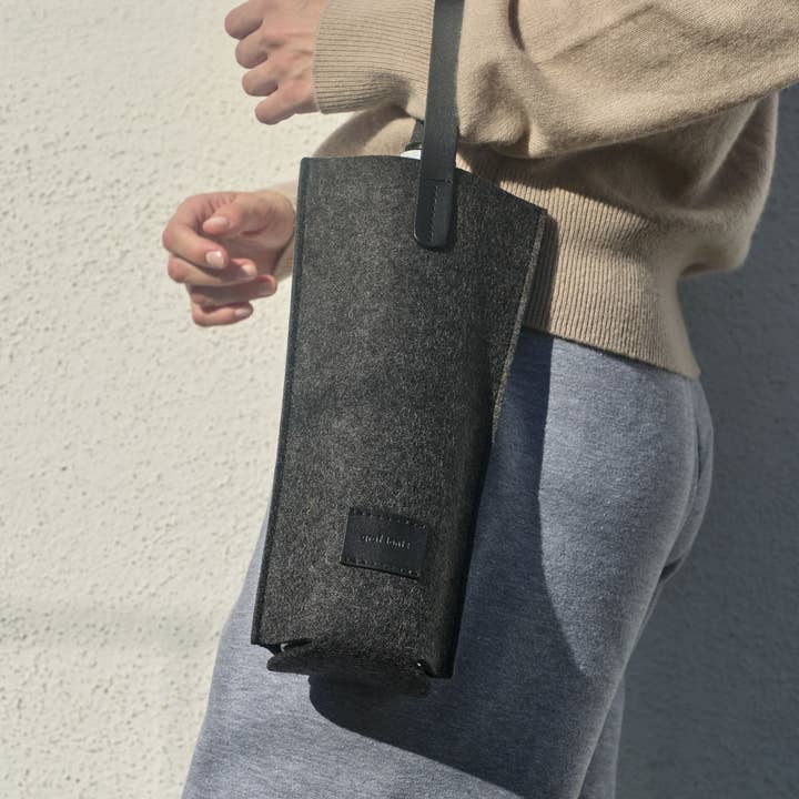 Graf Lantz - Wholesale Beer/Wine Caddy - Hana Merino Wool Bottle Bag in Charcoal1