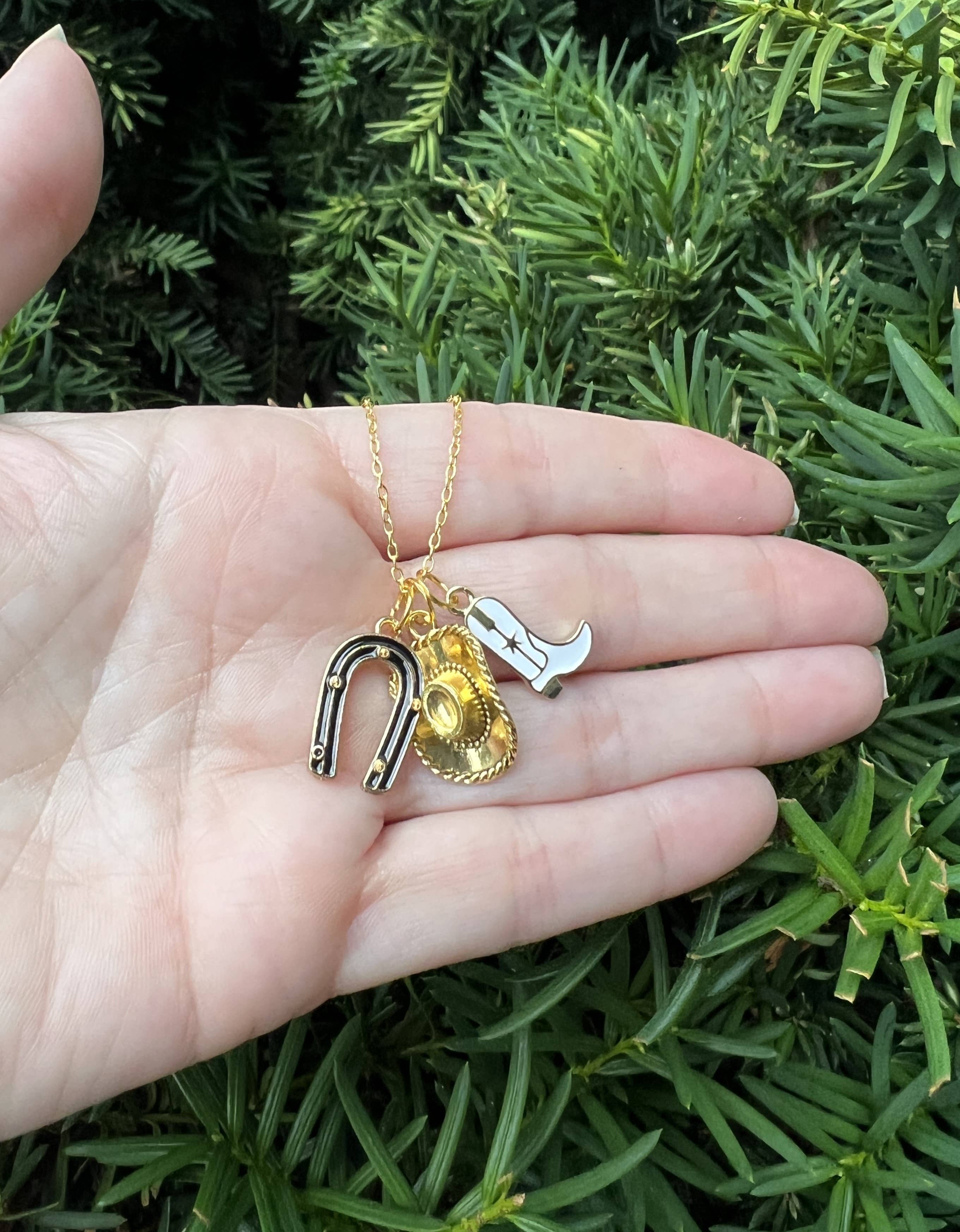 Baubles by B - Vente Colliers à pendentif - Collier à breloques Country Concert, chapeau de cowboy, bottes en fer à cheval9