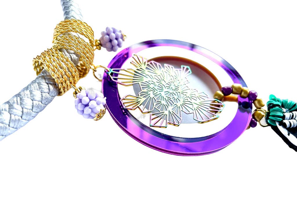 Roselinde – Großhandel Medaillon-Ketten – Kette mit Anhänger „Lake“ aus Methacrylat, Harz, gesticktem Papagei und Metallfiligran2