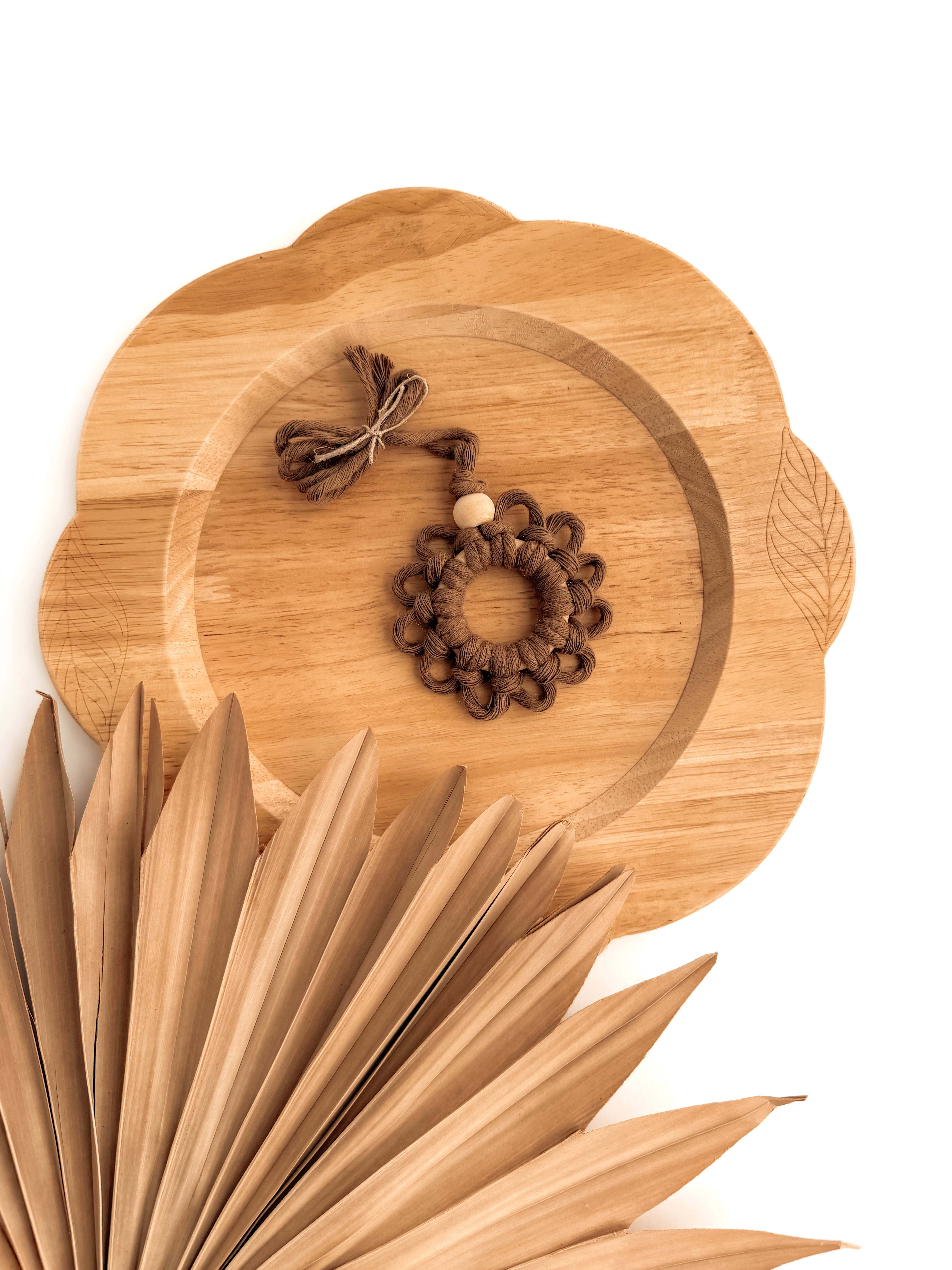 Meraki The Studio Co. - Vendita all'ingrosso Ciondolo decorativo per auto - Unisex - Ciondolo Macramè per Auto a Forma di Margherita | Profumatore d’Ambiente e Diffusore di Oli Essenziali4