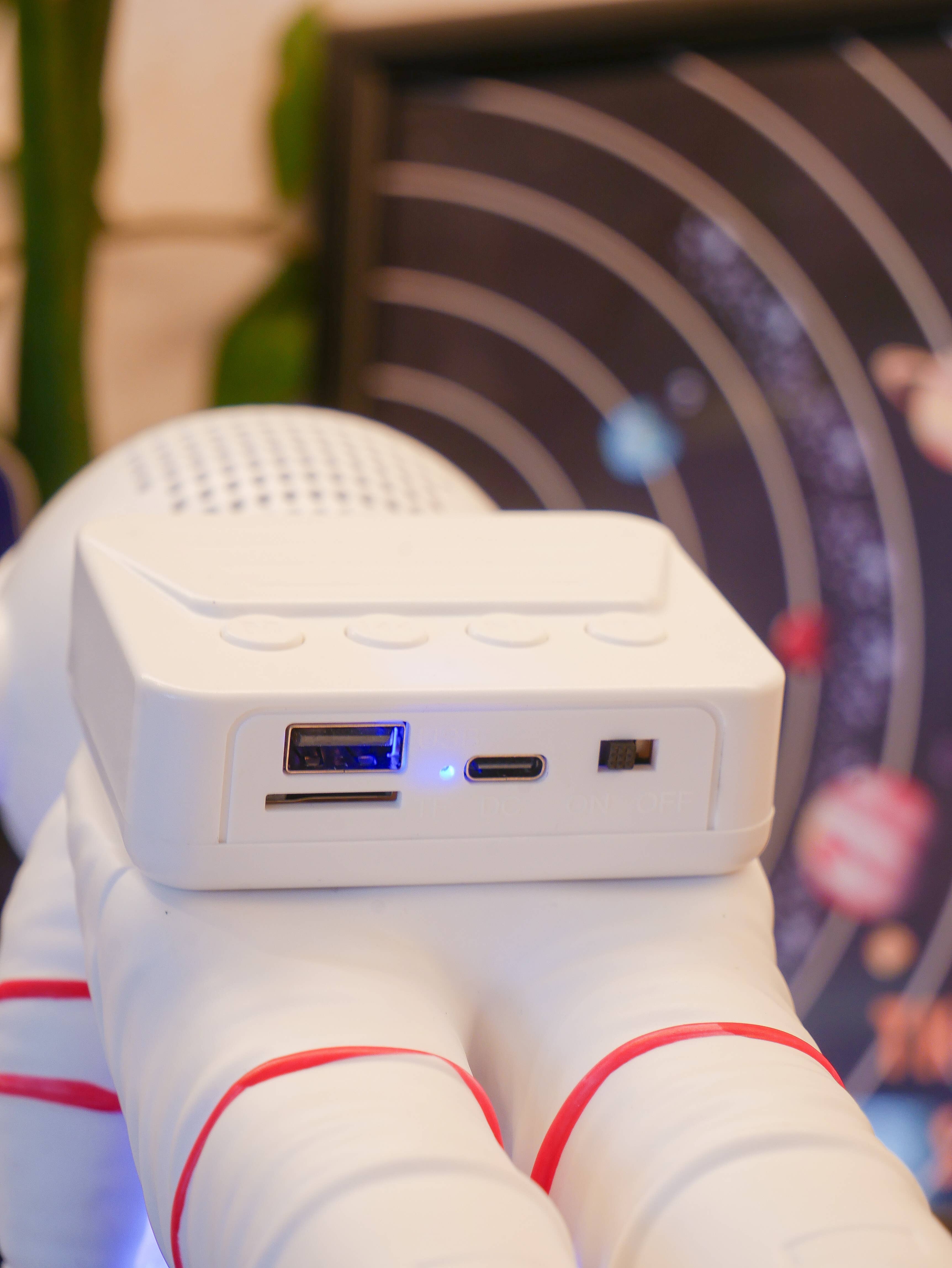 Steepletone UK Ltd - Wholesale Speakers - Space Sound - Astronauate Bluetooth Speaker and Mood Light7