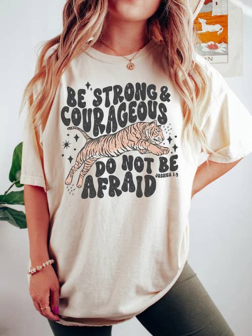 T-shirt chrétien "Sois fort et courageux" pour la vente par Print The Dream