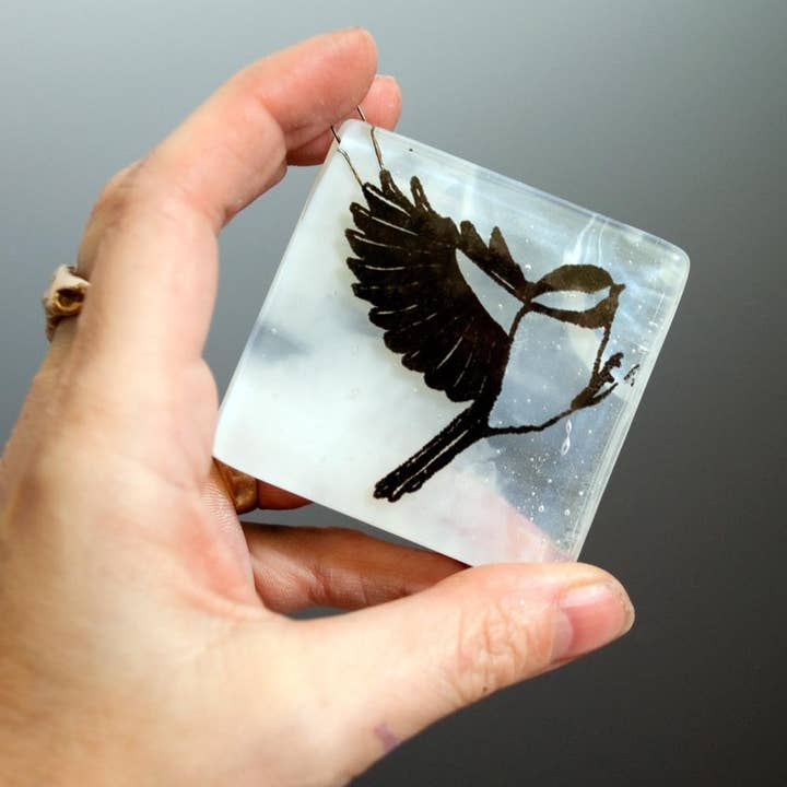 Chickadee 2,25" Gesmolten Glas Ornament voor wholesale door Kiku Handmade | Contemporary Fused Glass Home Goods