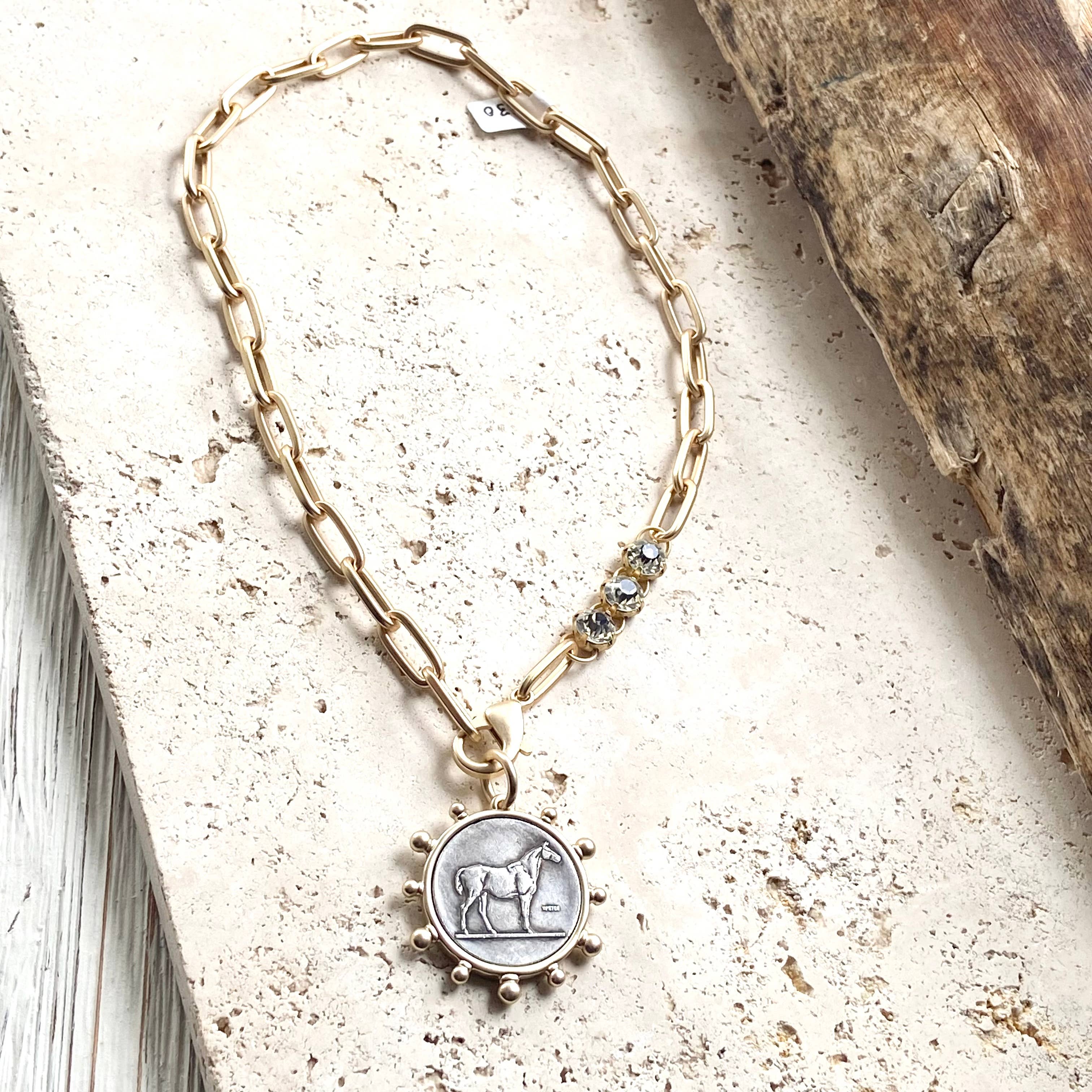 VB&CO Designs Handmade Jewelry - Vente Colliers à pendentif - Médaillon représentant un cheval, une reine de l'équitation et une abeille11