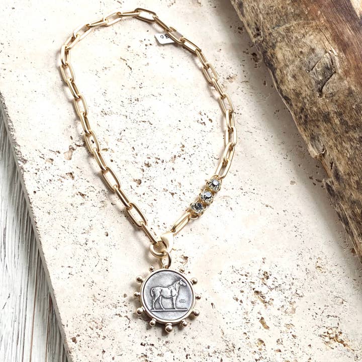 VB&CO Designs Handmade Jewelry - Vente Colliers à pendentif - Médaillon représentant un cheval, une reine de l'équitation et une abeille11