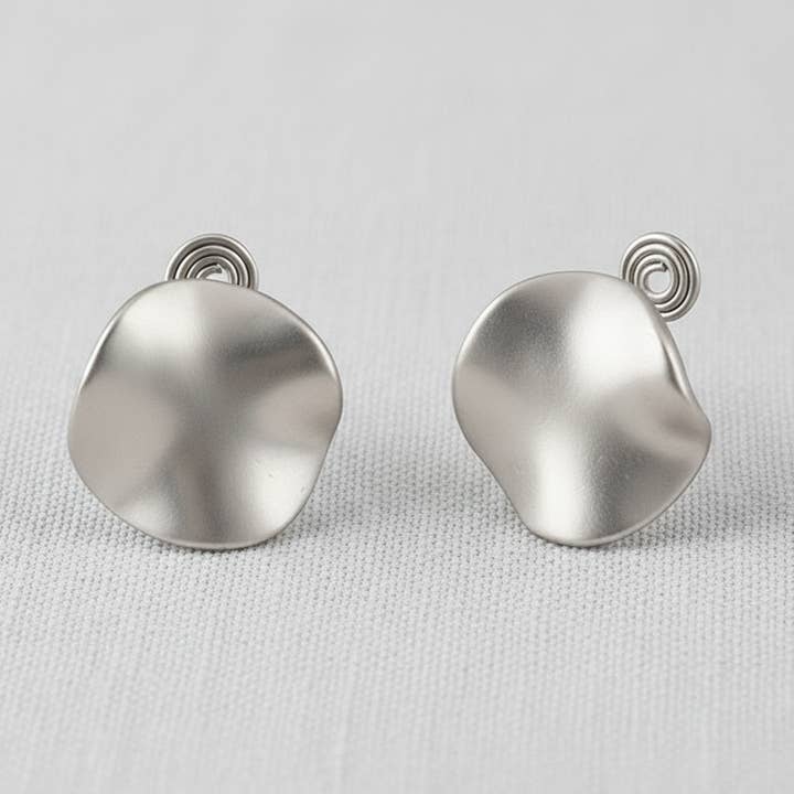 Orecchini a polsino in metallo irregolare per la vendita all'ingrosso da parte di scentll jewelry