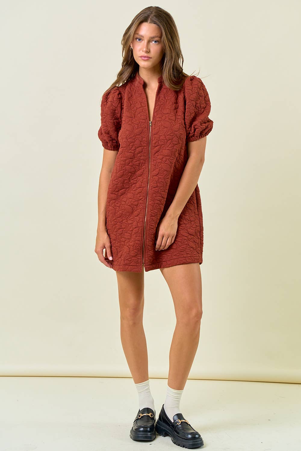 Doe and Rae – wholesale Klänning - Dam – FLORAL JACQUARD KLÄNNING MED DRAGKEDJA FRAM OCH PUFFÄRMAR - 28054D5