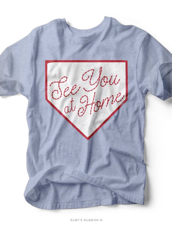 Vi ses hemma | Game Day T-shirt | Ruby's Rubbish® för wholesale av Ruby’s Rubbish