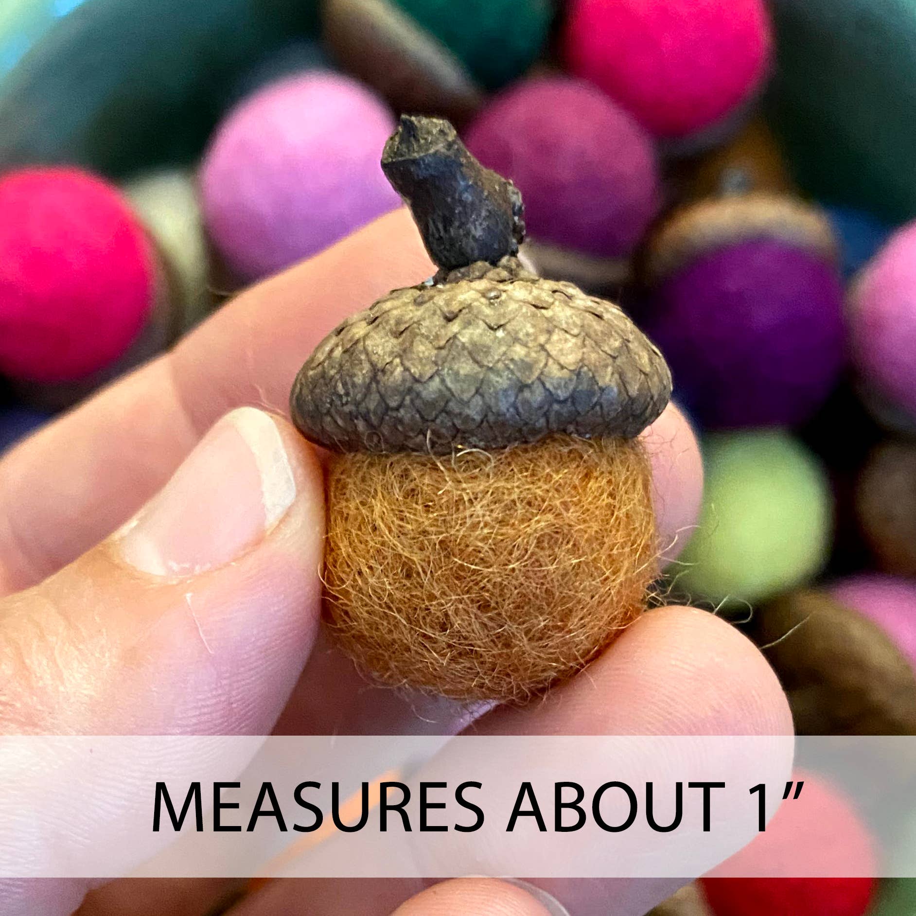 Oakwind Hollow - Wholesale Tafelbladdecoratie - Set van 8 Vilten Eikels in Pompoenkruidenkleur – Normale maat3