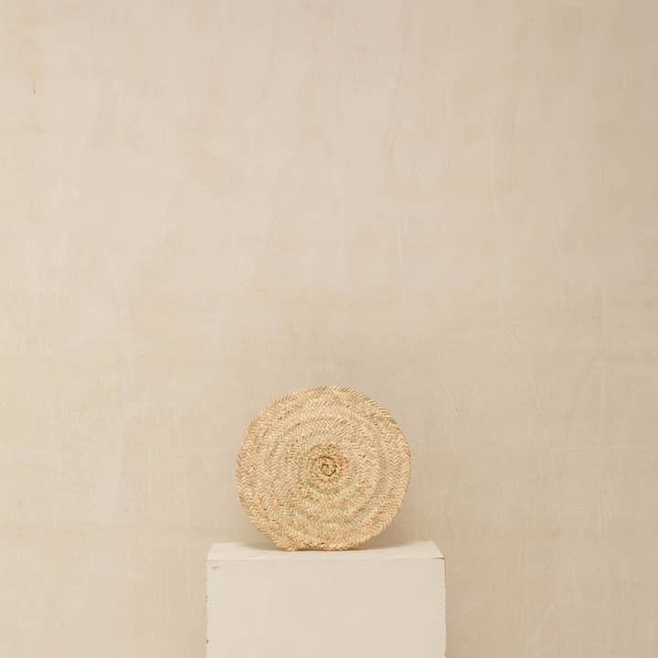 Hayati raffia bass plate for wholesale by SANKORE AFRICA, S.L.