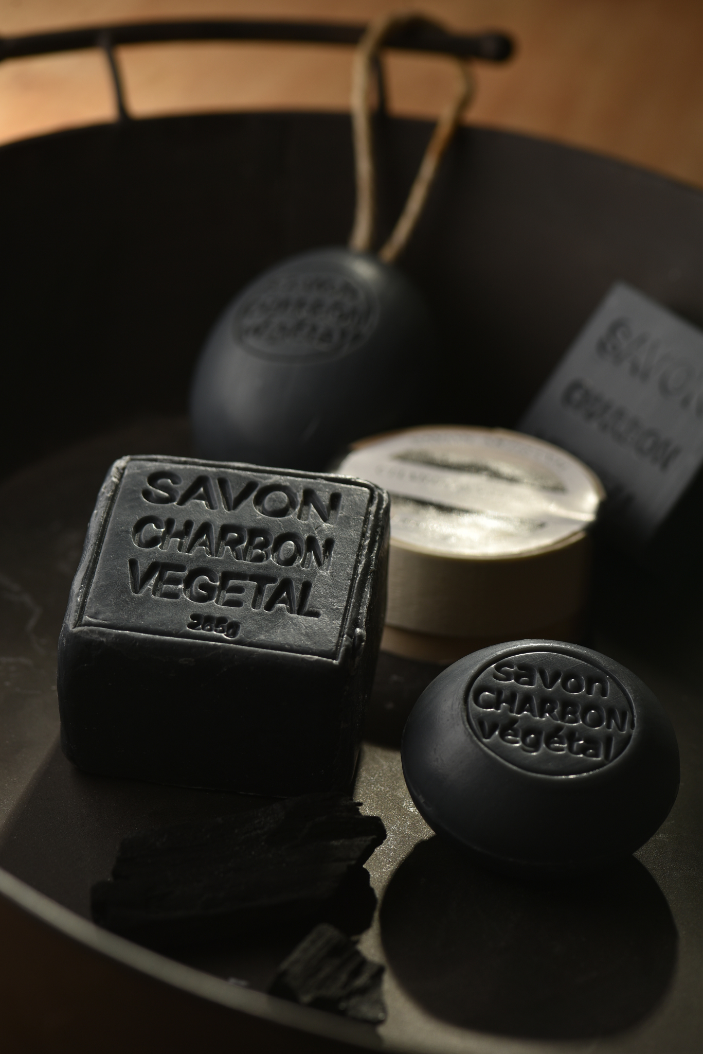 MAITRE SAVONITTO - Wholesale Zeepblok - Ovale zeep met plantaardige houtskool aan touw, 200 g1