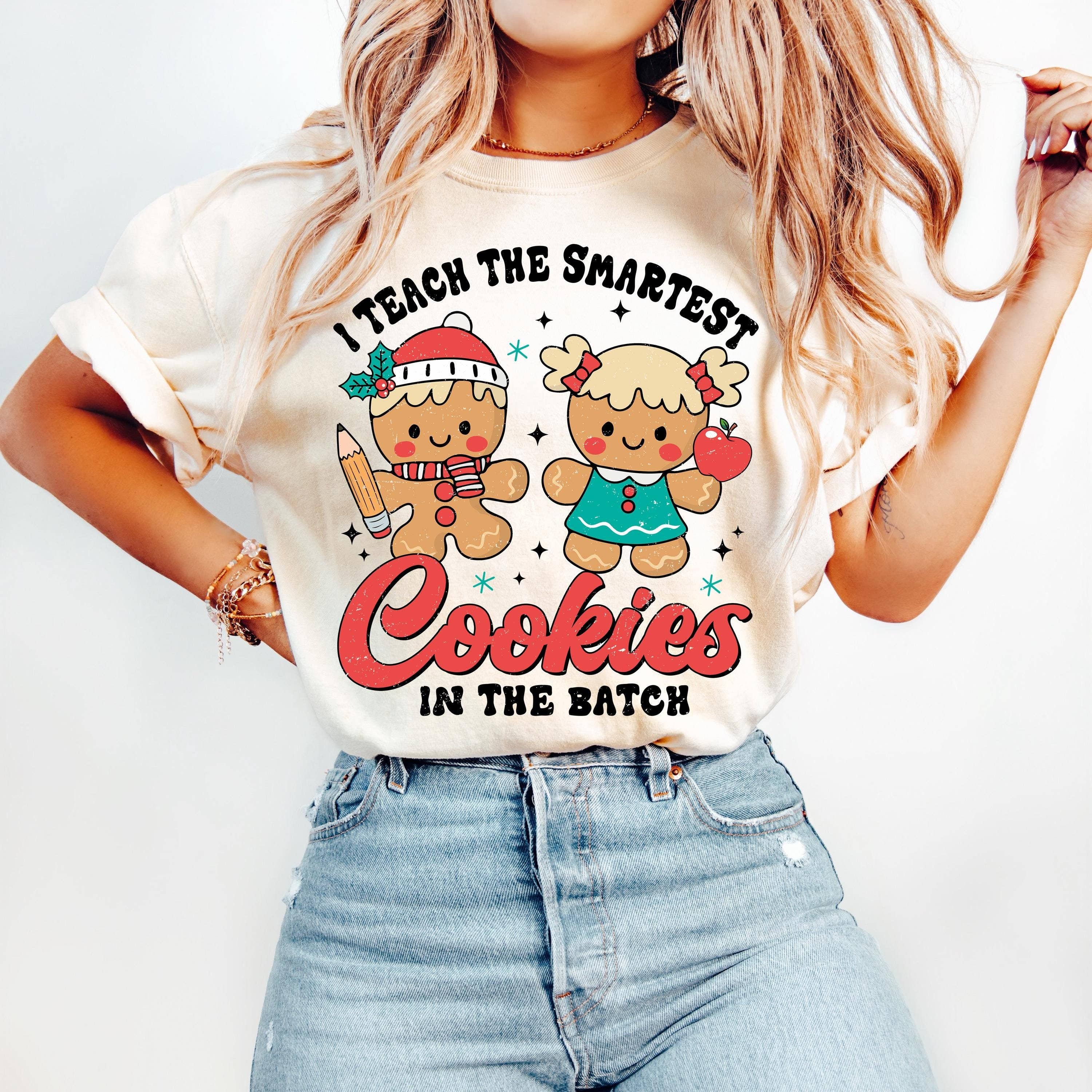 NVC Ecommerce LLC - Vente T-shirt à imprimés – femme - T-shirt de Noël Gingerbread Teacher, chandail de professeur de Noël