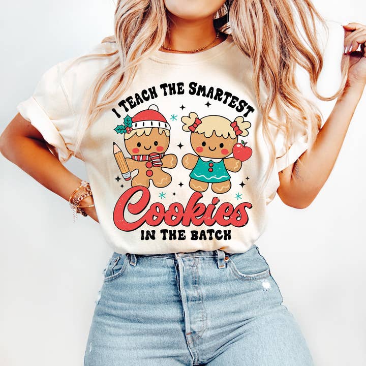 NVC Ecommerce LLC - Vente T-shirt à imprimés – femme - T-shirt de Noël Gingerbread Teacher, chandail de professeur de Noël0
