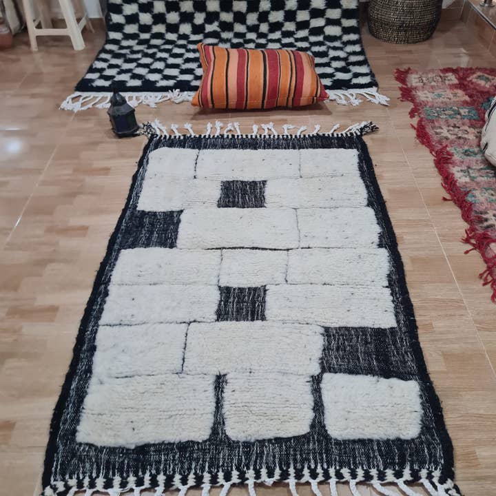 Tapis en laine Beni Ourain noué à la main authentique 150×250 cm 422 pour la vente par Maroccarpets Poufs and pillows wholesale +31648976894