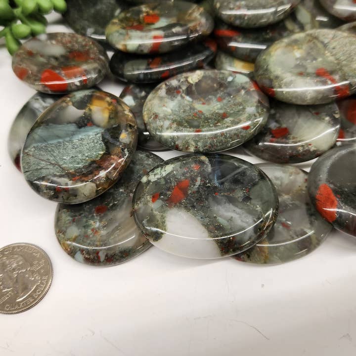 Meraki Gemstones - Vente Pierre et cristal de spiritualité - Pierre précieuse African Bloodstone Worry 50 x 40 x 10 mm (0,5 kg/1,1 lb)4