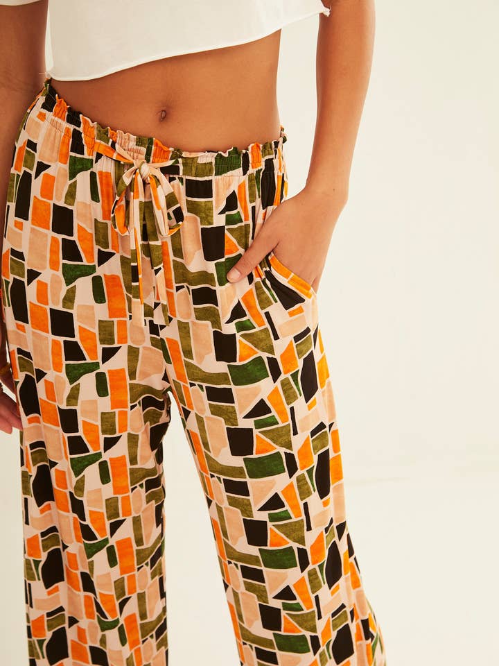 Bukser med brede ben og grøn mosaikprint med taljebånd for engroshandel hos XANTIK