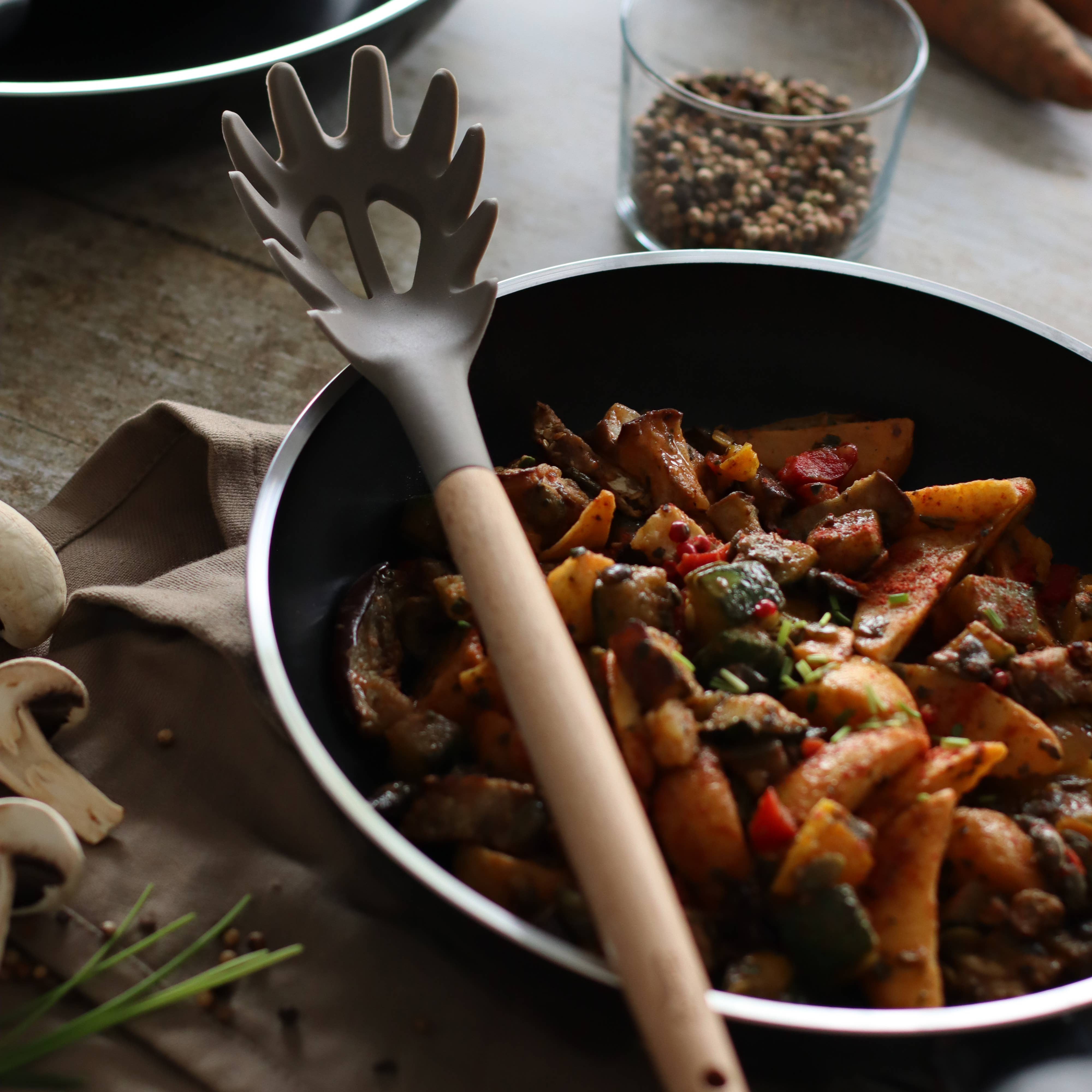 Menastyl - Wholesale Kitchen Utensil Set - Eliott 10-piece silicone utensil set with wooden handle6