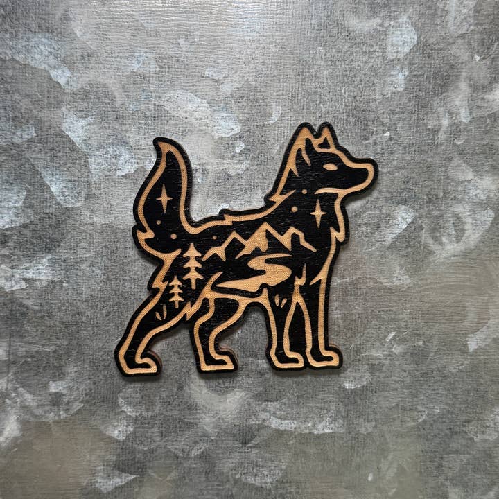 Aimant en bois Loup Debout pour la vente par Blaze Design Co.