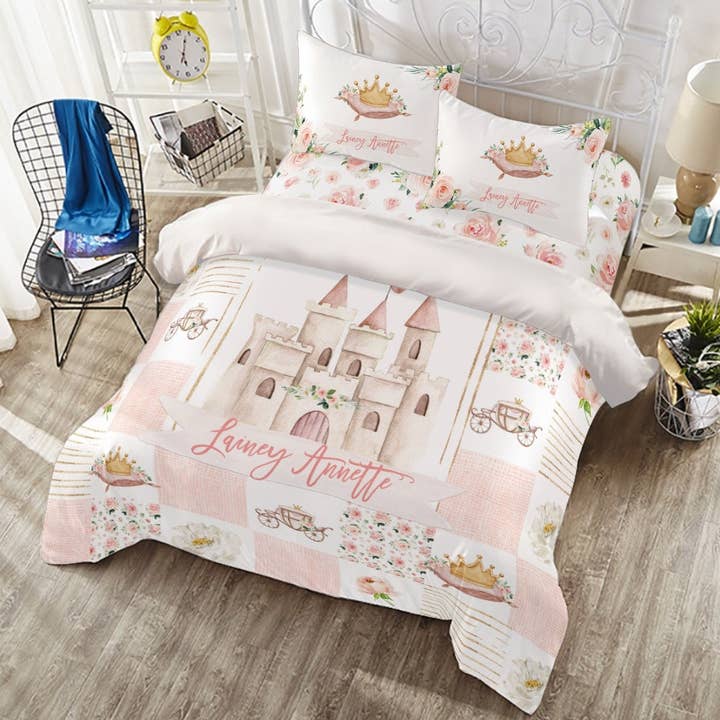 Parure de couette personnalisée pour fille avec motifs floraux roses et château pour la vente par Empowering Decor