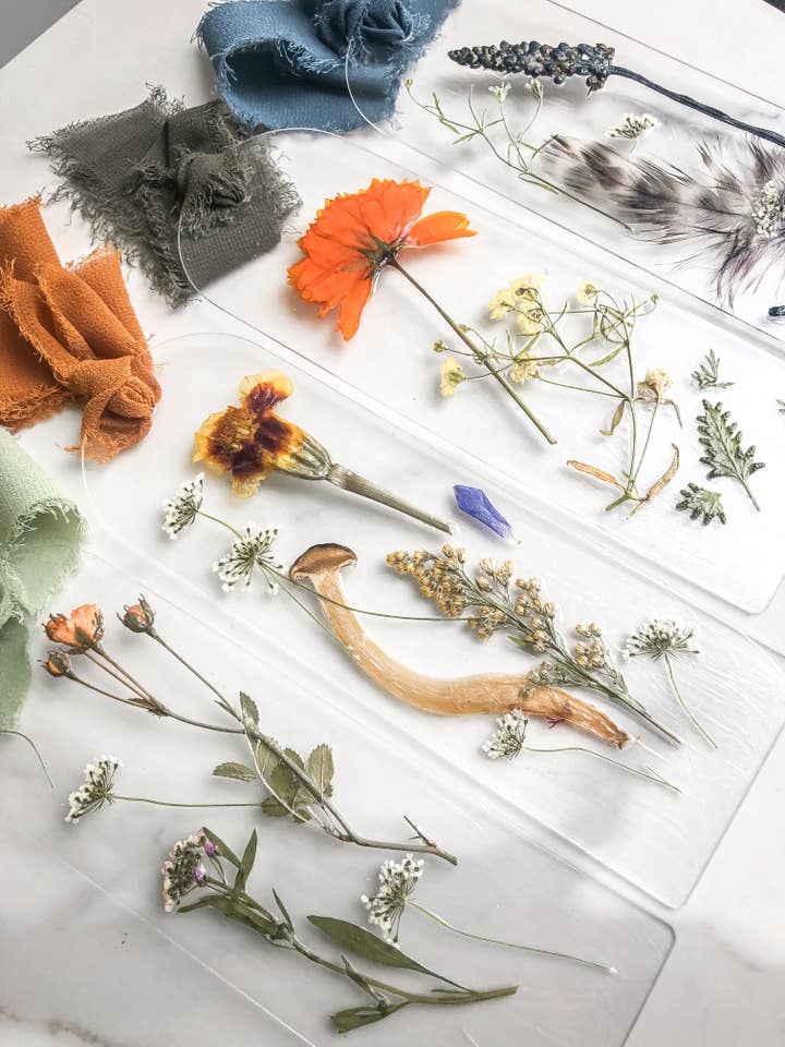Marque-pages en fleurs pressées nature éléments naturels boho pour la vente par CARO DESIGNS