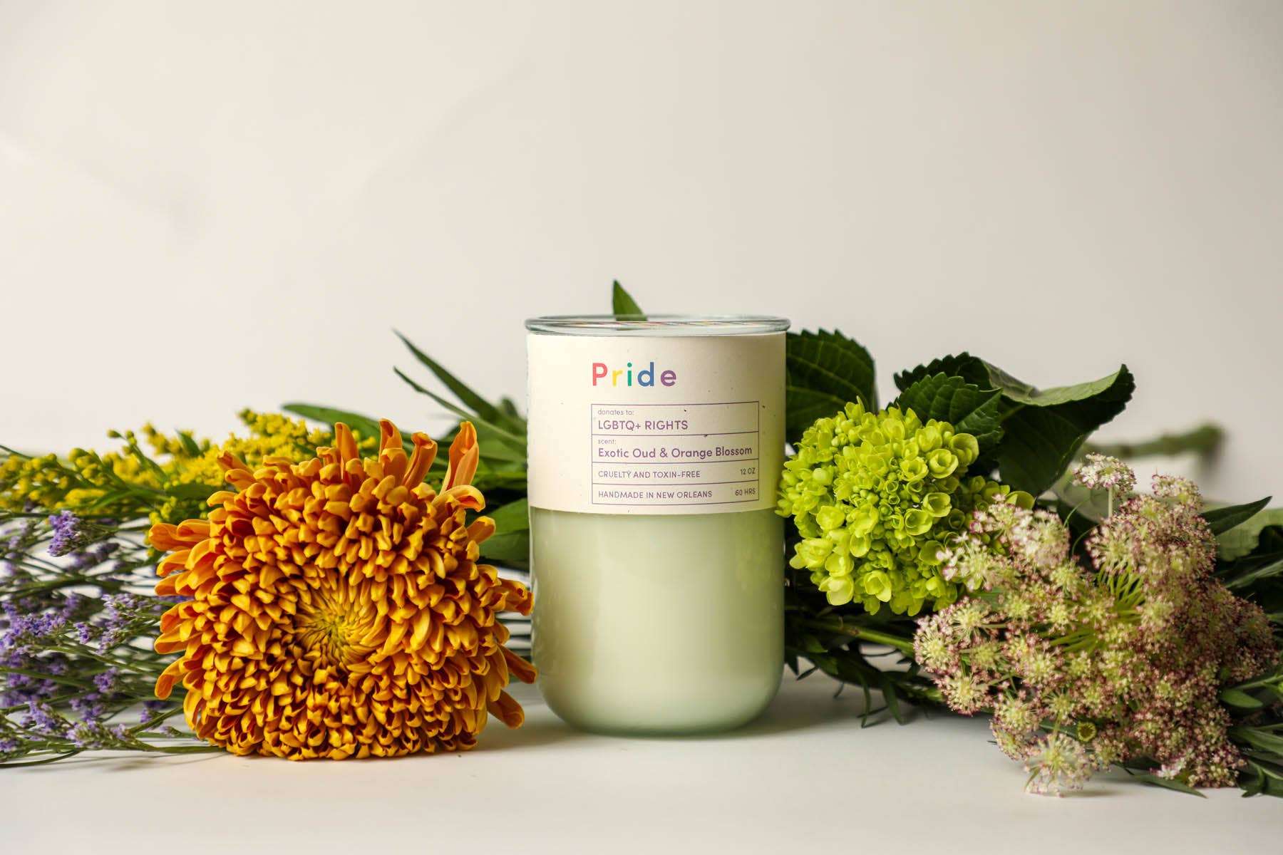 Goods That Matter – wholesale Burkljus – PRIDE, LJUDRÄTTER FÖR LGBTQ+, Träig citrusdoftande ljus, ekologisk soja2