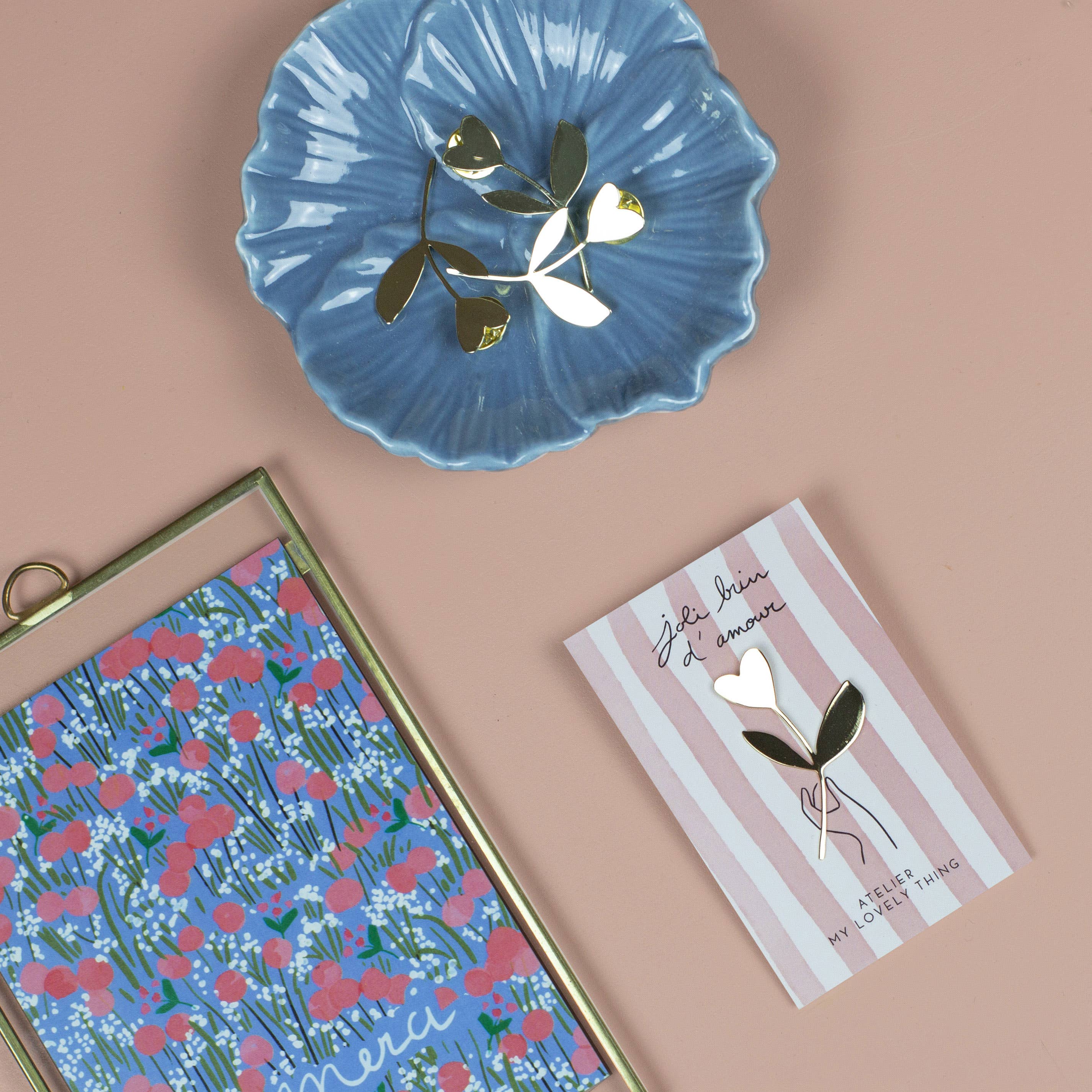 MY LOVELY THING - Wholesale Broche - Speld "Joli Brin d’Amour" in messing1