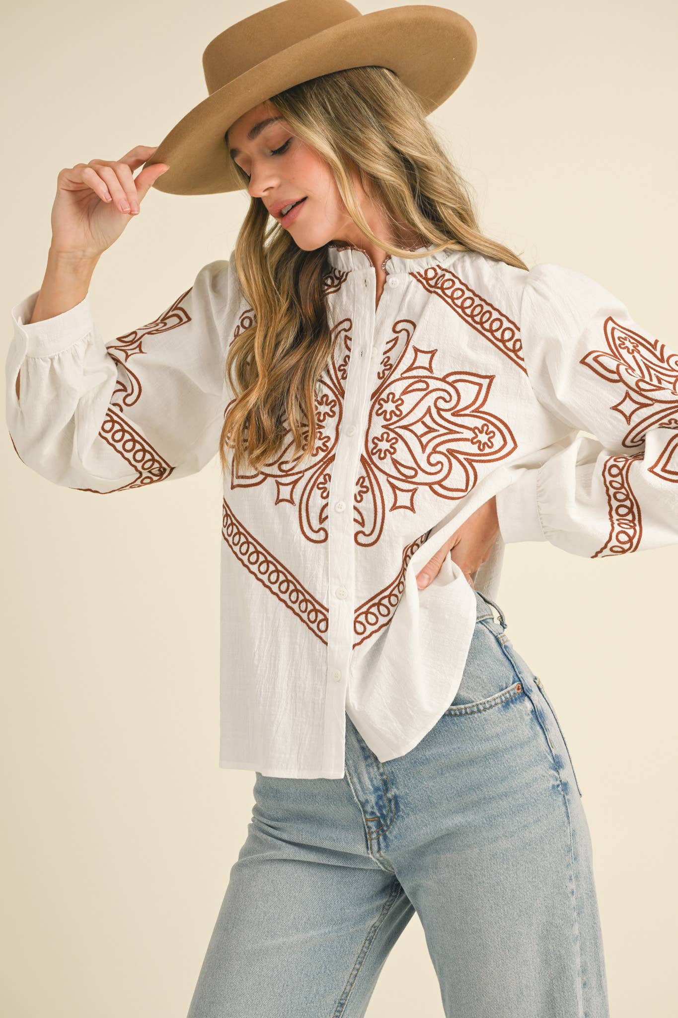 &MERCI – Engroshandel Skjorte med buttondown – til kvinder – BRODERET MOCK NECK KNAPPEBLUSE MTP333614