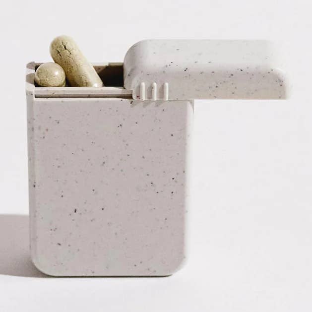 Et répétez EtAutour Étui à pilules de voyage pour la vente par And Repeat