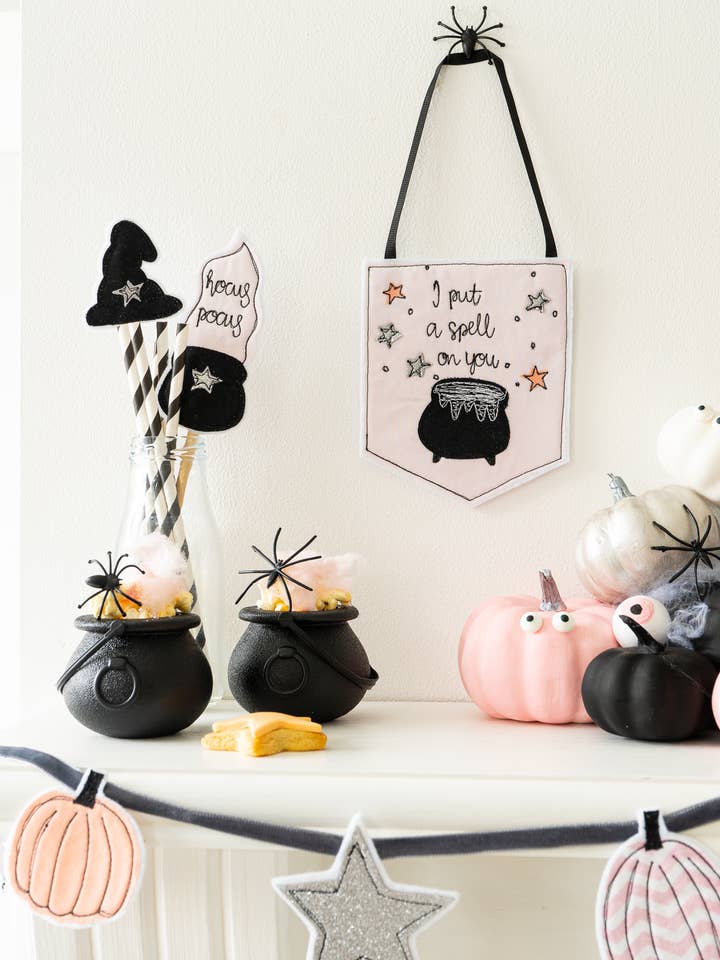 Bannière d'Halloween pour la vente par Girl Friday Embroidery