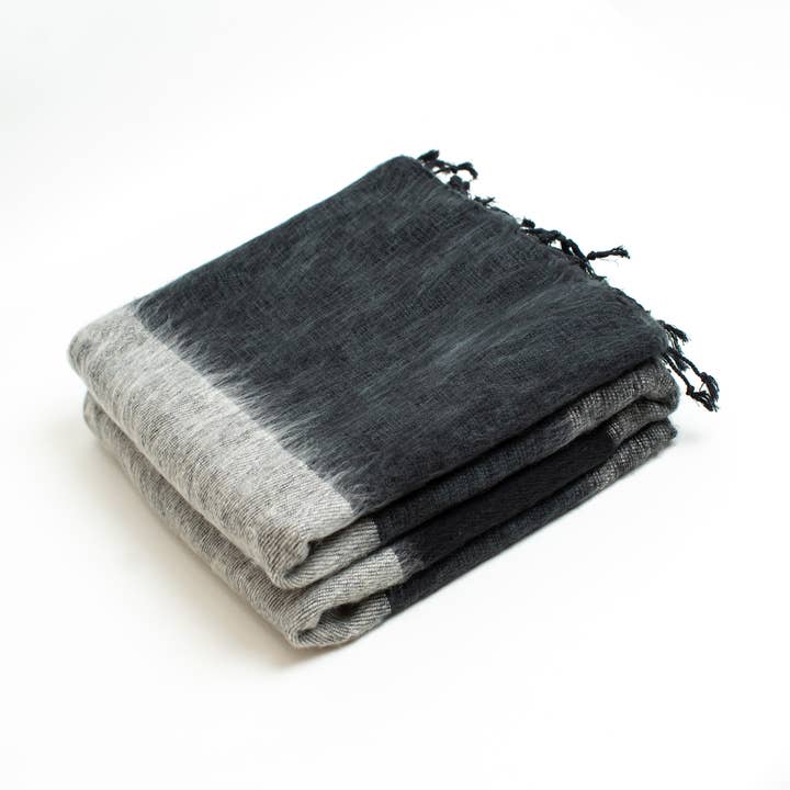 Coperta da viaggio extra morbida in lana di yak, 14,6 x 96", fatta a mano per la vendita all'ingrosso da parte di ART HIMALAYAN TRADING LTD