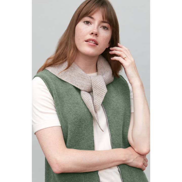 Écharpe triangulaire côtelée en laine d'agneau pour la vente par Paul James Knitwear