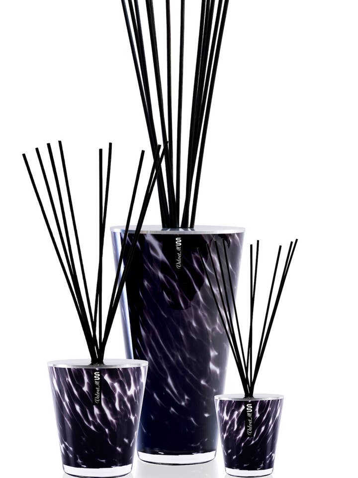 GEHEIMNISVOLLER SAMT: Trüffel, Ylang-Ylang & Vetiver für den Großhandel von COSSTRA Design