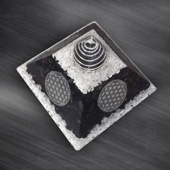 Pirámide preciosa de shungita - Escudo y regeneración para venta al por mayor de Orgonic-Art