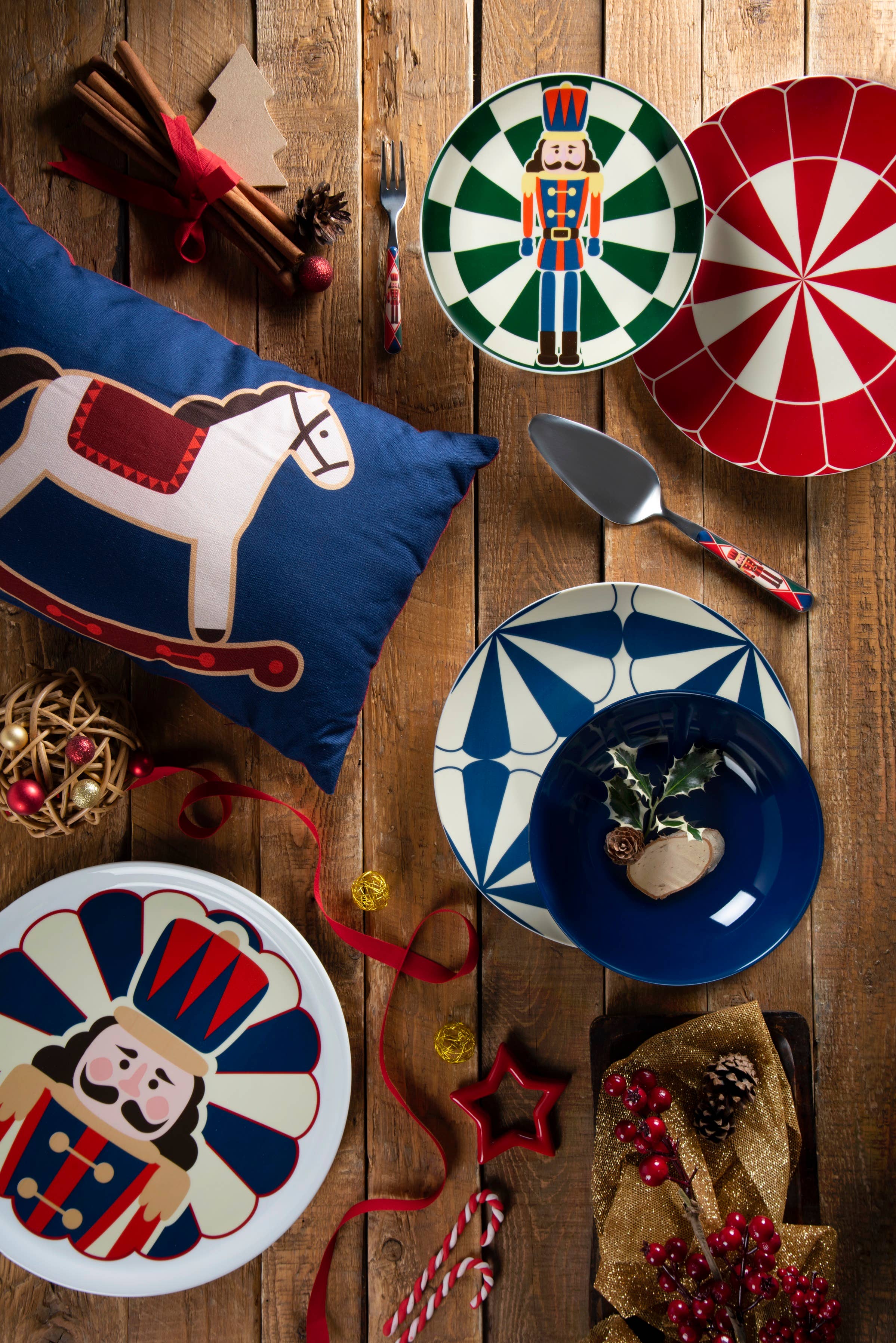 multicolour 18-Piece Vintage Christmas Dinnerware Set for wholesale on Faire8