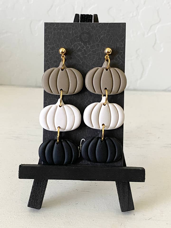 Kürbis-Ohrringe, Anhänger, taupefarbene Ohrringe, Herbstschmuck, schwarz für den Großhandel von midnightclayco