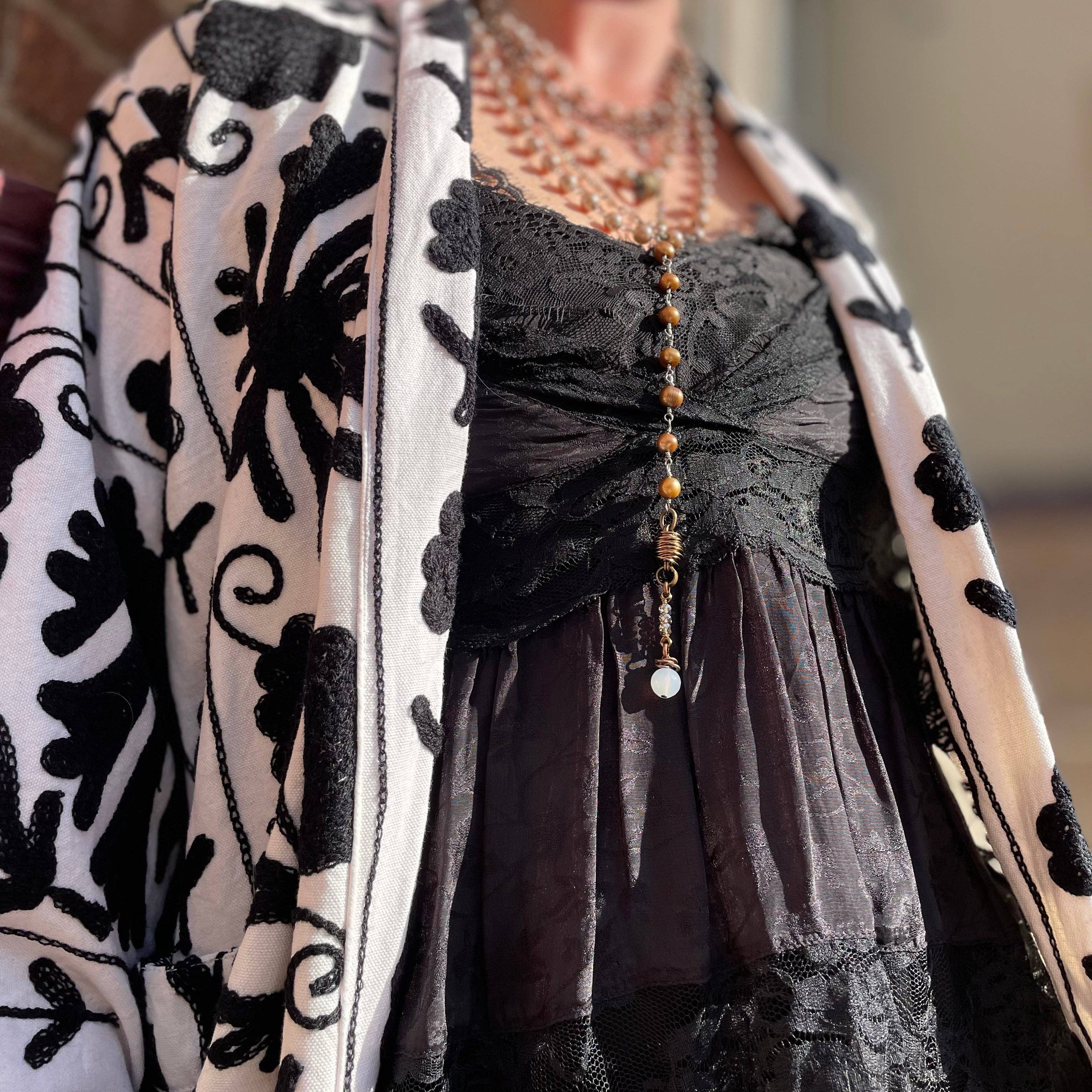 Bohemian Grace - Grace & Grit – Großhandel Jacke – Damen – Suzani Handbestickte Jacke, Schwarz und Weiß4