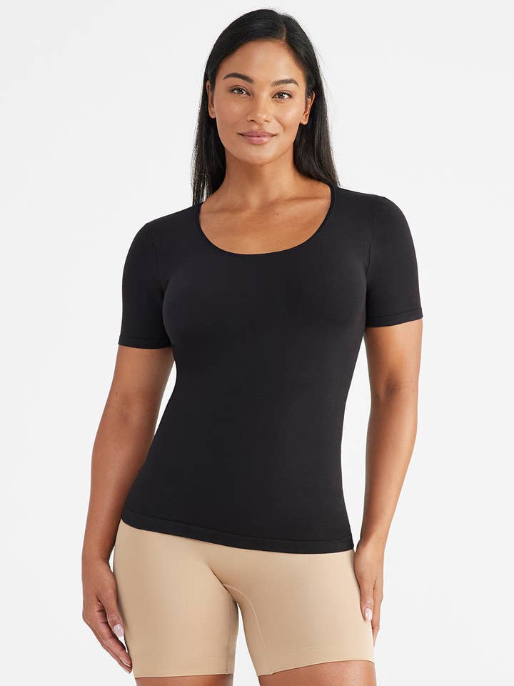 Holly Kurzarm-Formtop - 360Sculpt™ Baumwolle - Plus Av für den Großhandel von Yummie