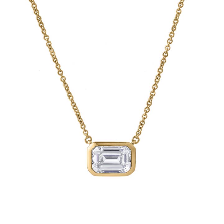 Collier Glinda en émeraude de diamant de laboratoire avec sertissage clos en or jaune 14K - 1,50 ct pour la vente par LuvMyJewelry (LMJ)