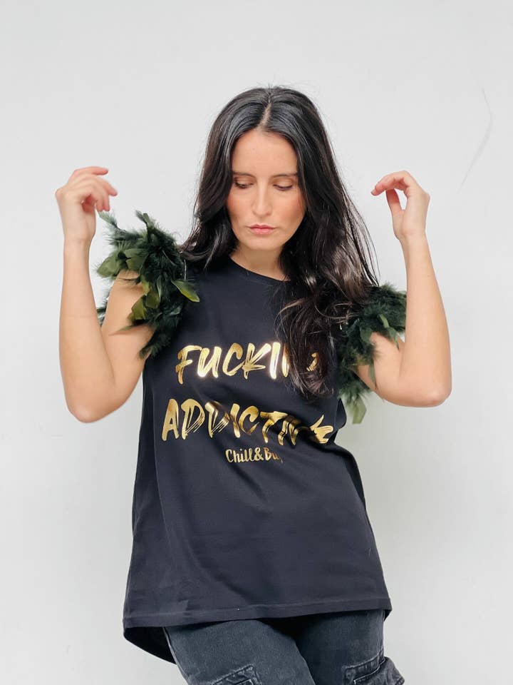 Beroendeframkallande fjäder+dubbar T-shirt för wholesale av Chill&Buy