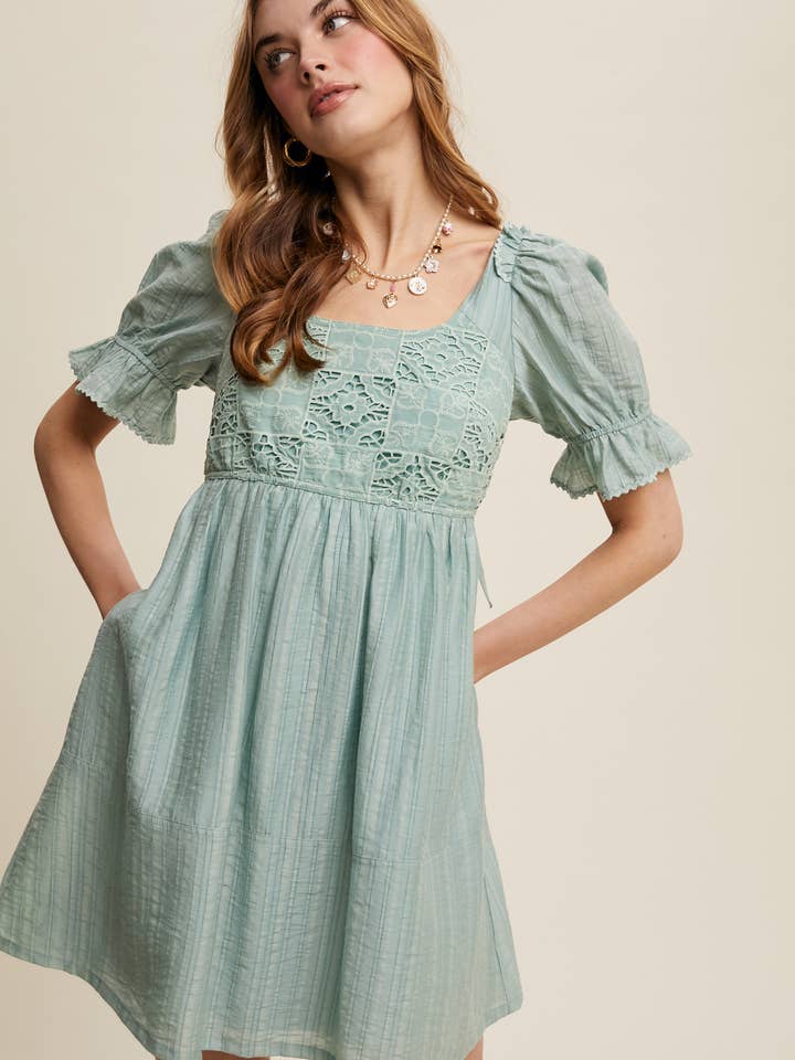 Robe Babydoll en Dentelle Romantique pour la vente par Listicle