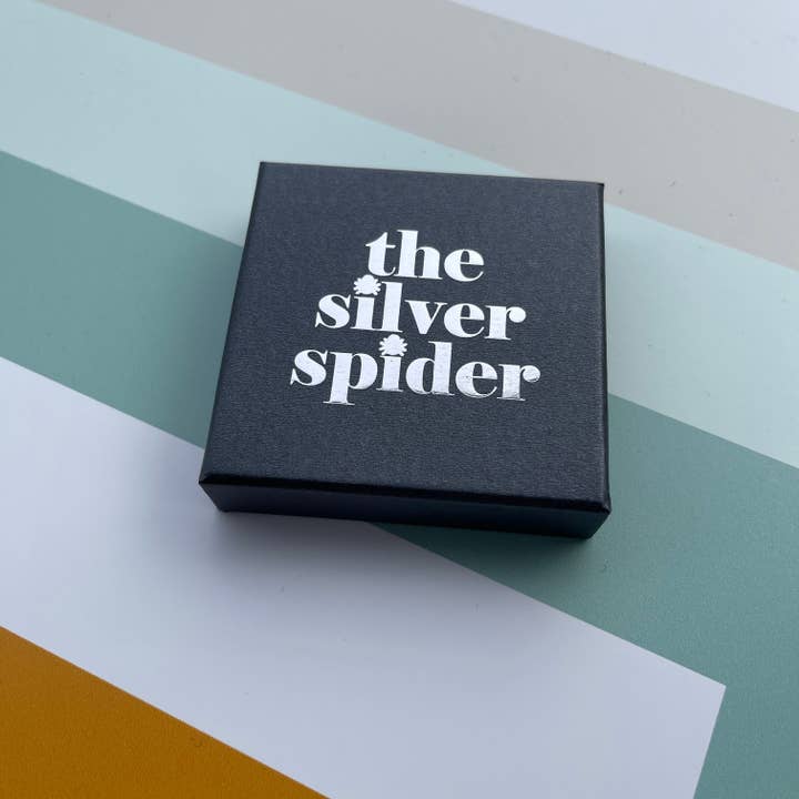 The Silver Spider - Vendita all'ingrosso Collana con ciondolo/pendaglio - Collana Still Emo Word in acciaio inossidabile dorato con scena musicale1