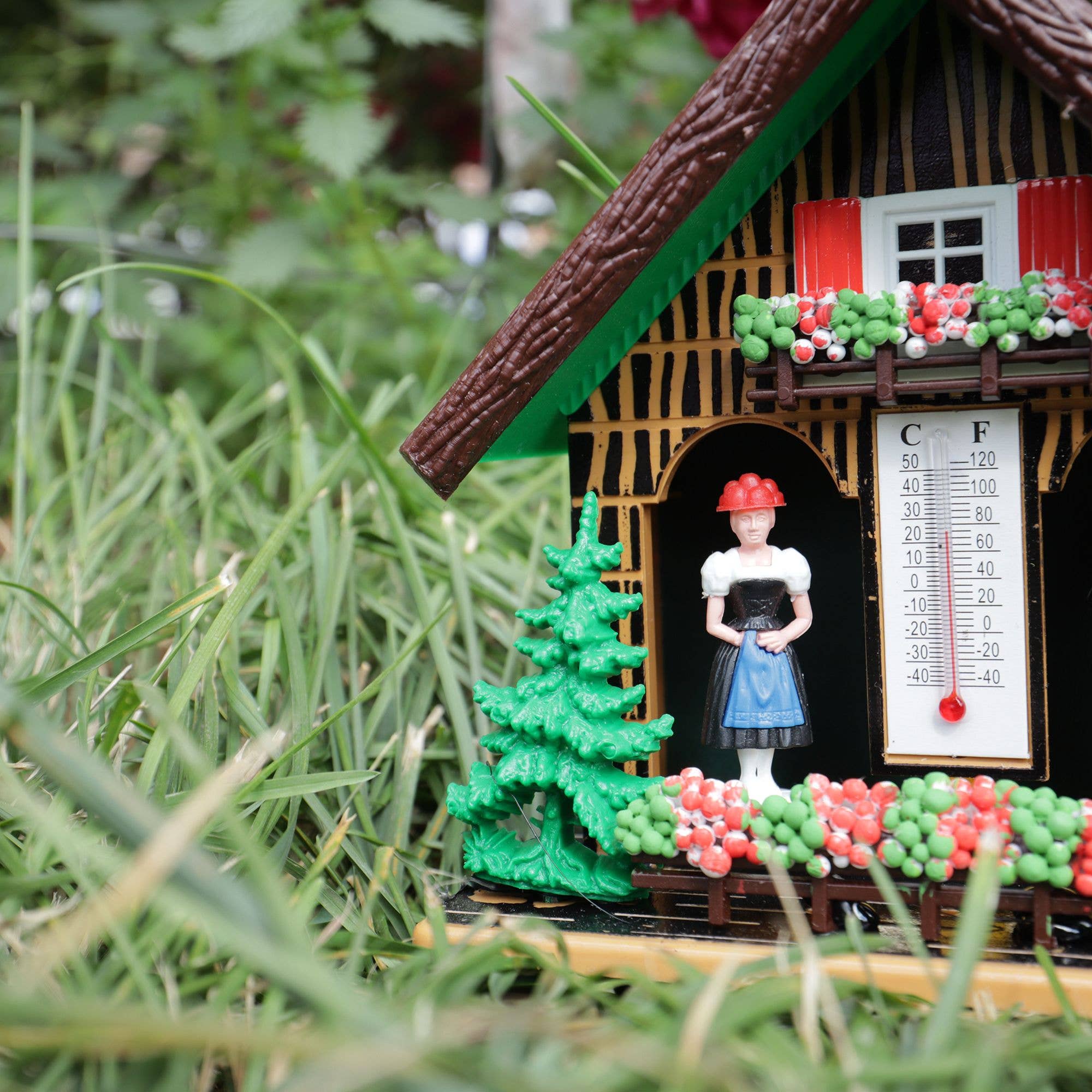 Tribal Trade GmbH - Wholesale Decorative Figurine - Wetterhaus thermometer Schwarzwald 01 green roof without deer9